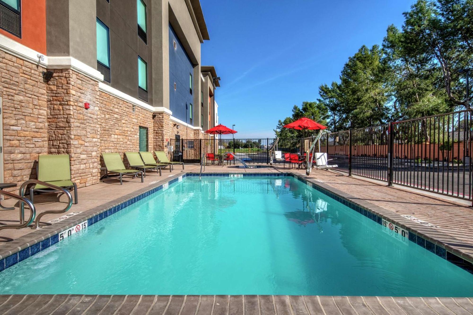 Hampton Inn Fresno Airport Exterior foto